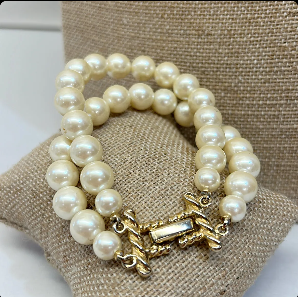 Classic vintage faux pearl bracelet.