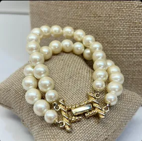 Classic vintage faux pearl bracelet.