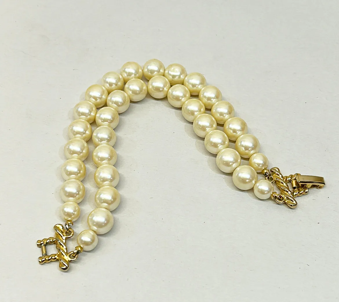 Classic vintage faux pearl bracelet.